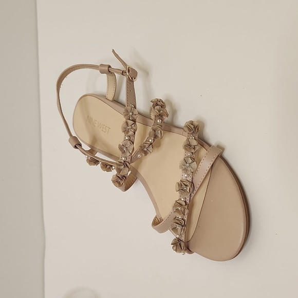 Nine West Women's Floral Rosebuds and Pearls Taupe Slingback Sandal Size 9 - Picture 3 of 9